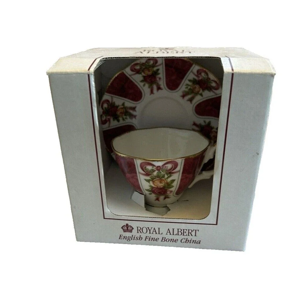 Vtg Royal Albert bone china tea cup & saucer, Old English Rose w heavy gilt